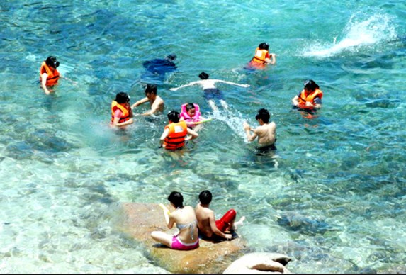 Tắm biển ở con sẻ tre Nha Trang